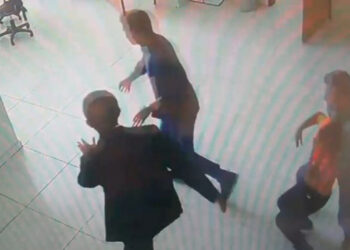 Boğazına yiyecek kaçan öğrencisini Heimlich manevrasıyla kurtardı