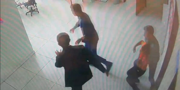 Boğazına yiyecek kaçan öğrencisini Heimlich manevrasıyla kurtardı