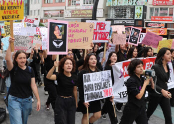 Bolu'da yüzlerce kişi kadın cinayetlerini protesto etti