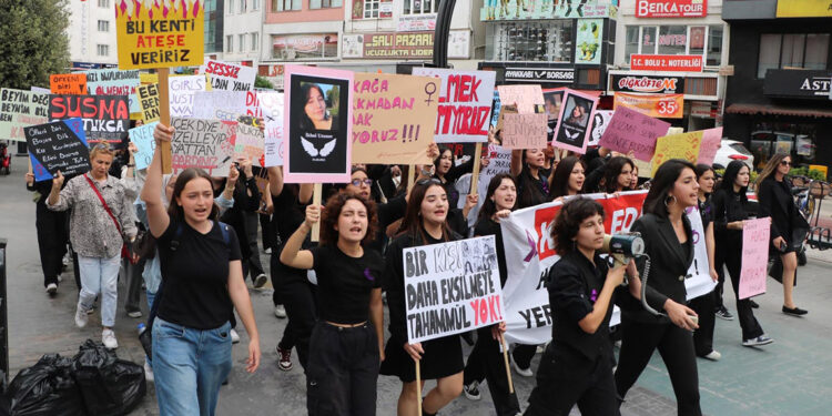Bolu'da yüzlerce kişi kadın cinayetlerini protesto etti