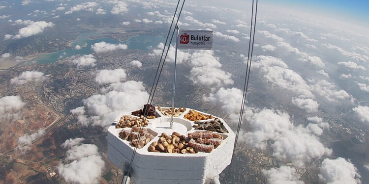 Bulutlar Kuruyemiş, uzaya kuruyemiş gönderdiğini duyurdu