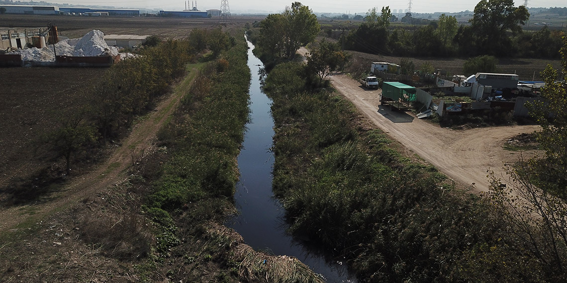 Bursa Ovası'nı besleyen Ayvalı Deresi, kırmızıya büründü