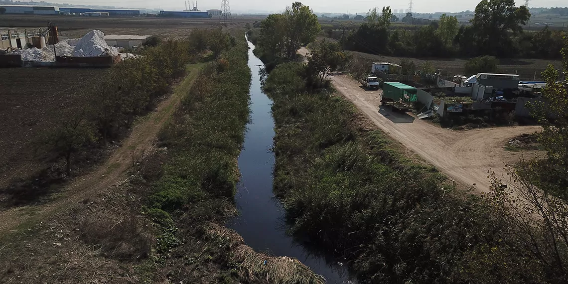 Bursa ovası'nı besleyen ayvalı deresi, kırmızıya büründü