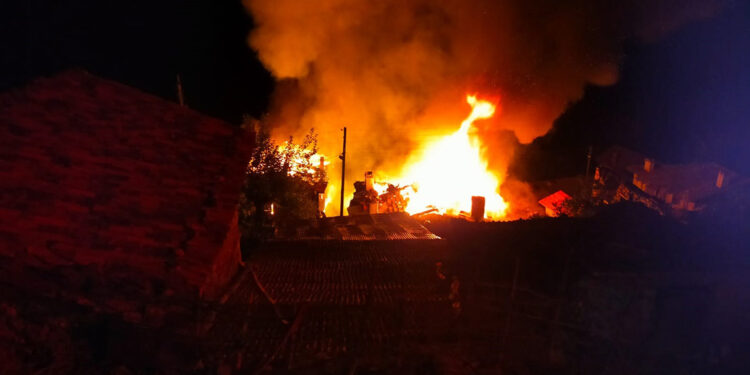 Bursa'da bir evde çıkan yangın, bitişikteki 2 eve de sıçradı