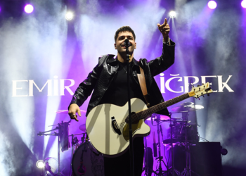 Bursa'daki Cumhuriyet Bayramı konserinde Emir Can İğrek sahneye çıktı