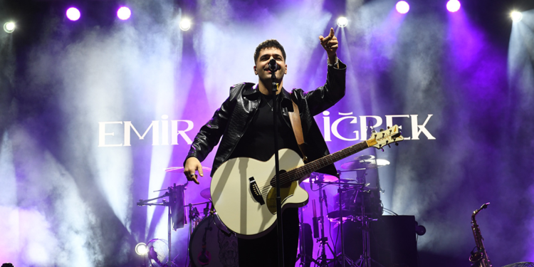 Bursa'daki Cumhuriyet Bayramı konserinde Emir Can İğrek sahneye çıktı