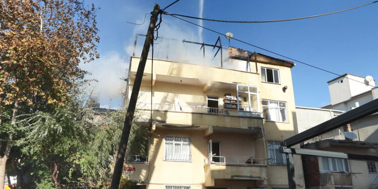 Büyükçekmece'de 4 katlı binanın çatı katında yangın