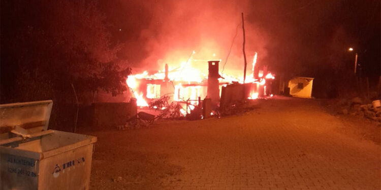 Çanakkale'de muhtarın evi, yangında kullanılamaz hale geldi