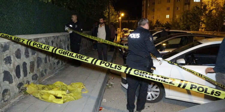 Çatı katında kalaşnikof piyade tüfeği ile dolu şarjör bulundu