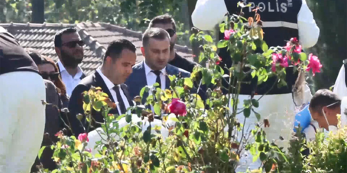 Bahçeşehir'de Münevver Karabulut'u öldüren Cem Garipoğlu'nun mezarı açıldı. Cenaze tabut içinde Adli Tıp Kurumu'na gönderildi.