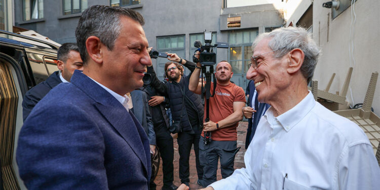 Özgür Özel Açık Radyo'yu ziyaret etti