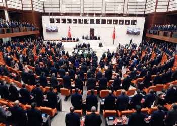 CHP'den beş yıl sonra ilk: Erdoğan'ı ayakta karşıladılar