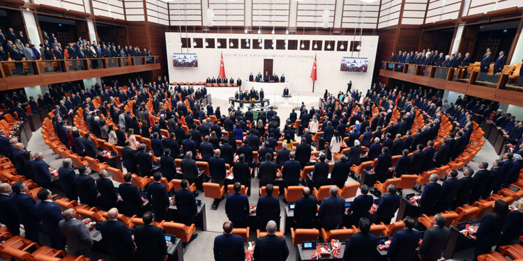 CHP'den beş yıl sonra ilk: Erdoğan'ı ayakta karşıladılar