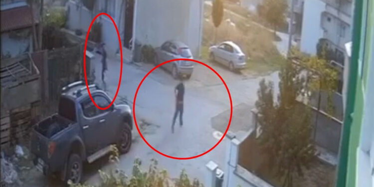 Çocukların oyun oynadığı sokakta tabancayla havaya ateş açtı