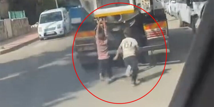 Çocukların vidanjör arkasındaki tehlikeli yolculuğu kamerada