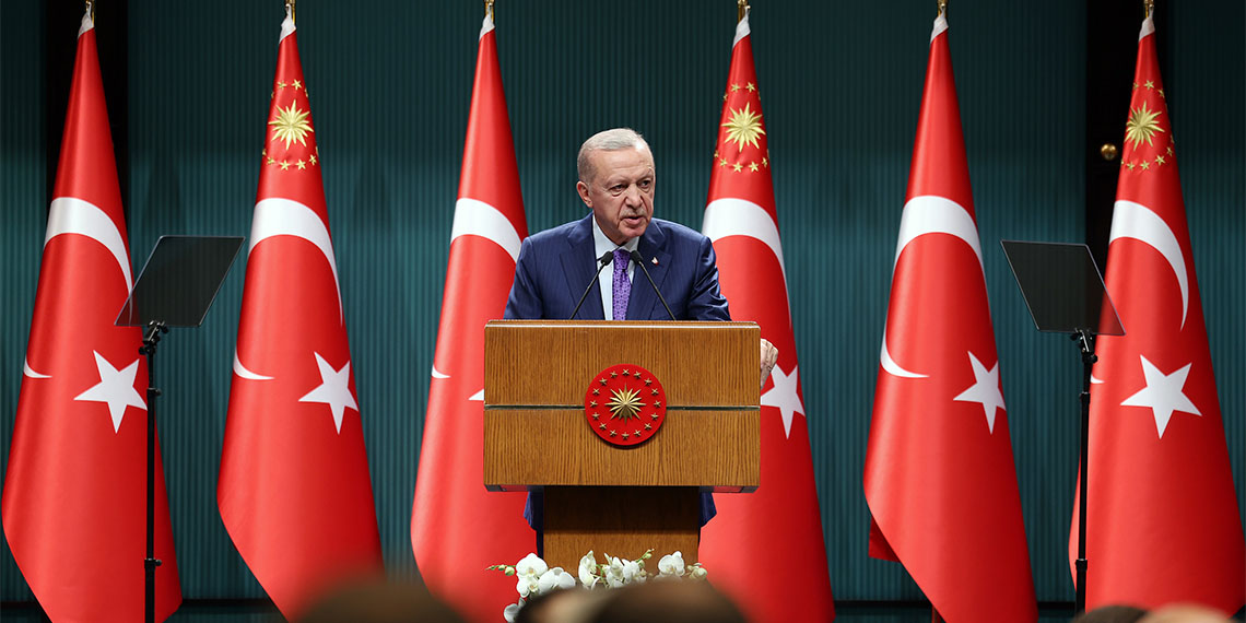 Cumhurbaşkanı Recep Tayyip Erdoğan, "Merkez Bankamızın rezervlerinden ihracata, turist sayısından istihdama kadar her alanda gözle görülür artış söz konusu. Avrupa ve Amerika dair tüm dünya ile birlikte ülkemizin baş ağrısı olan enflasyonda düşüş başladı. Fahiş fiyat köpüğü, belli başlı sektörlerde ortadan kalktı ve kalkıyor. İnşallah bunun devamı gelecek" dedi.