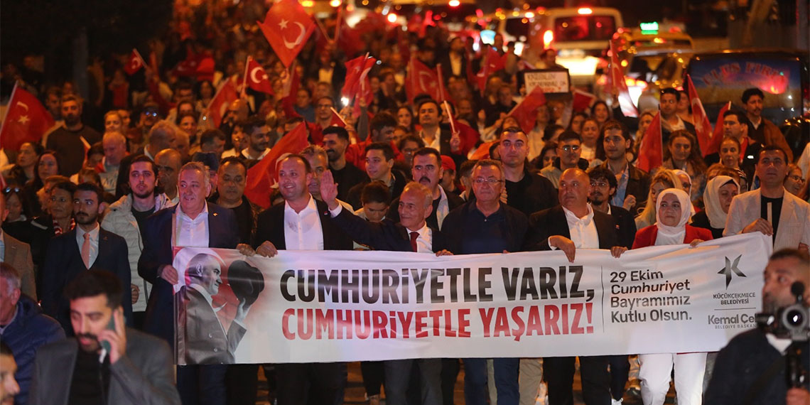 29 Ekim Cumhuriyet Bayramı’nın 101’inci yıl dönümünü Küçükçekmece'de Hande Yener konseri ile kutlandı