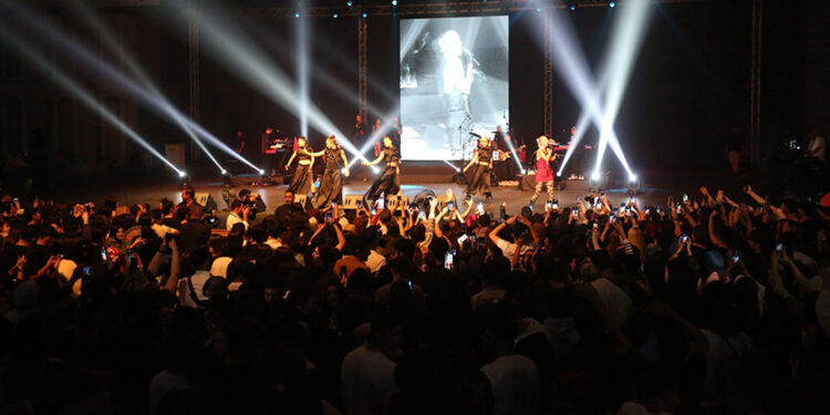 Cumhuriyet Bayramı Küçükçekmece'de Hande Yener konseri ile kutlandı