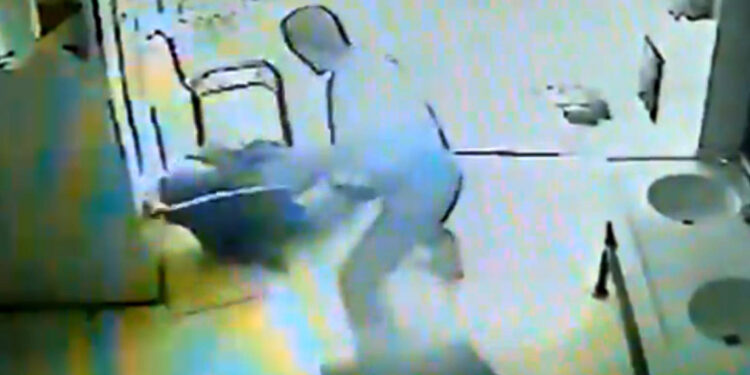 Caminin gönüllü temizlikçisini sopayla darbetti