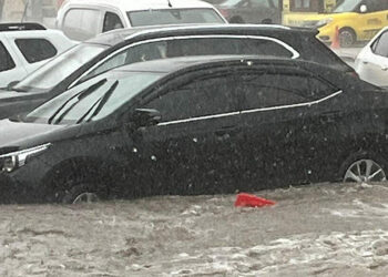 Çanakkale Gelibolu'da sağanak; yollar göle döndü