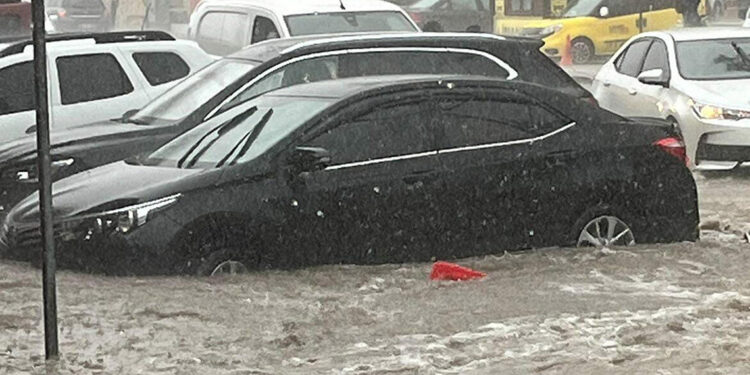 Çanakkale Gelibolu'da sağanak; yollar göle döndü