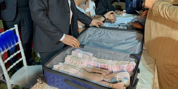 Çekmeköy'deki sünnet düğününde 3 milyonluk takı valizle taşındı