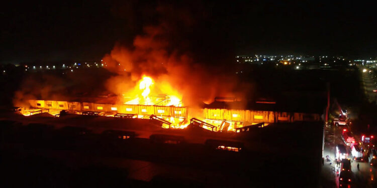 Çerkezköy'de bir kumaş fabrikasının deposunda yangın