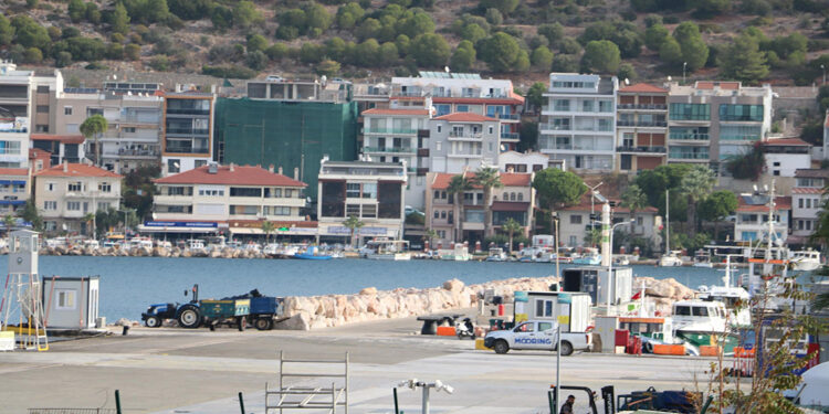 Çeşme-Sakız Adası seferlerine ara verildi; liman boş kaldı