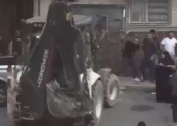 Ceviz kavgasında ortalık savaş alanına döndü; iş makinesiyle kavgaya girdi