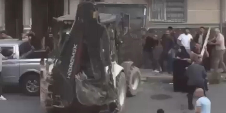 Ceviz kavgasında ortalık savaş alanına döndü; iş makinesiyle kavgaya girdi