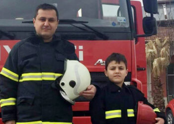 Çocukluk hayalini gerçekleştirdi, çocuklarını da gönüllü itfaiyeci yaptı