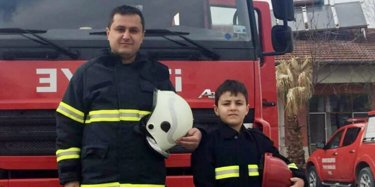 Çocukluk hayalini gerçekleştirdi, çocuklarını da gönüllü itfaiyeci yaptı
