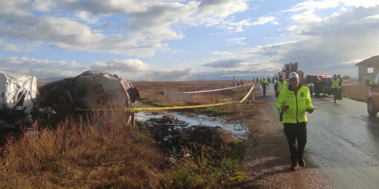 Çorum'da tanker ile minibüs çarpıştı; 1 ölü, 17 yaralı