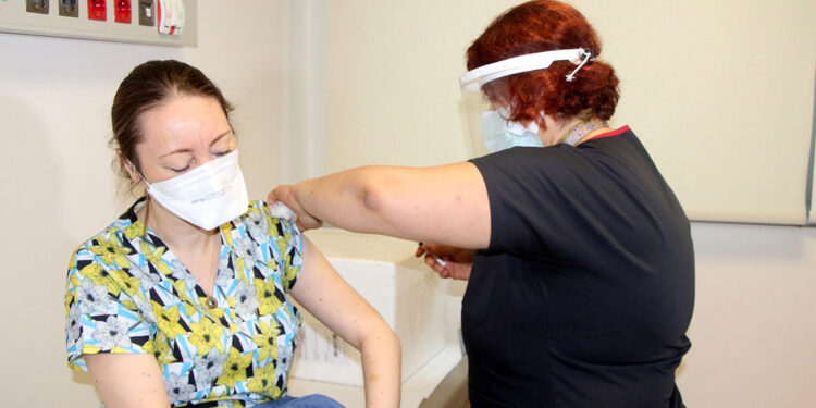 Covid-19 testi verenlerin yarısı pozitif çıkıyor