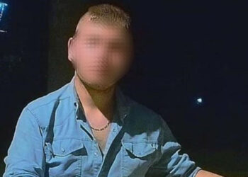 Dedesini ve dedesinin birlikte yaşadığı kadını öldürdü