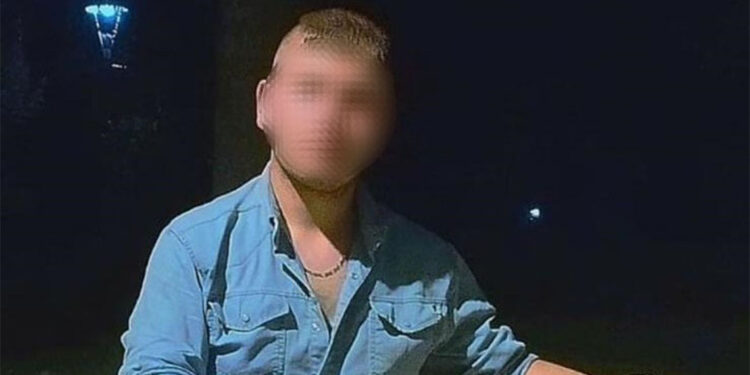 Dedesini ve dedesinin birlikte yaşadığı kadını öldürdü