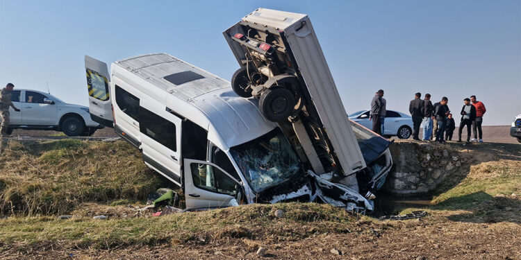 Diyarbakır'da zincirleme kaza; 15'i öğretmen, 17 yaralı