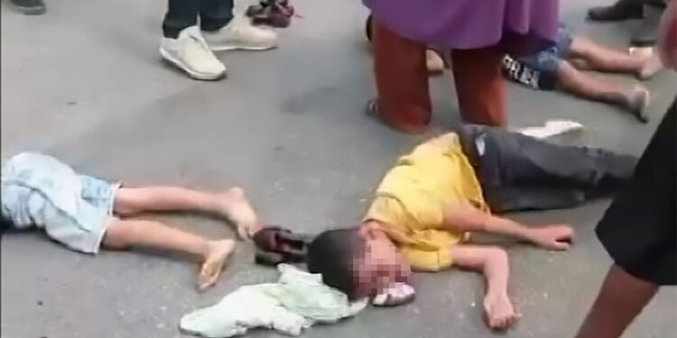 Dolmuş elektrikli motosiklete çarptı: 5’i çocuk, 7 yaralı