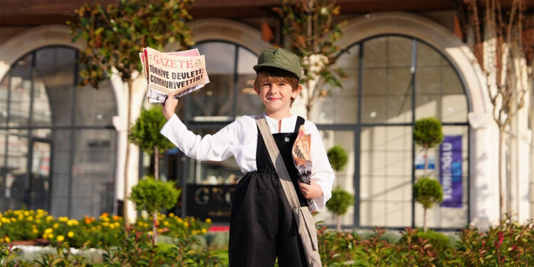 Küçük çocuk, 'Cumhuriyet'in ilanını yazıyor’ diyerek gazete dağıttı