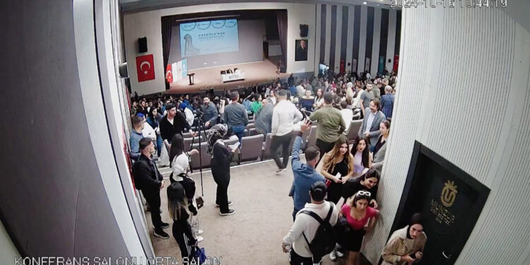 Depreme sempozyumda yakalandılar