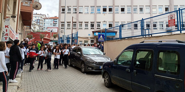 Derste yere yanlışlıkta cıva döküldü; okul tatil edildi