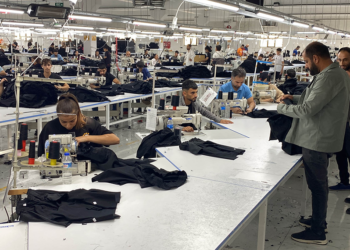 Devlet desteğiyle açtığı tekstil fabrikasında 220 kişiyi istihdam ediyor