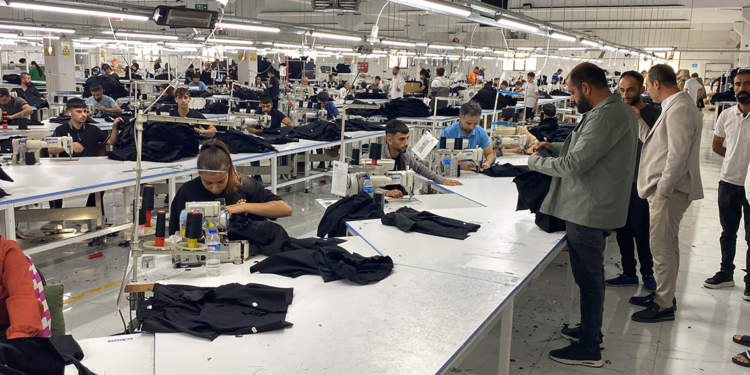 Devlet desteğiyle açtığı tekstil fabrikasında 220 kişiyi istihdam ediyor