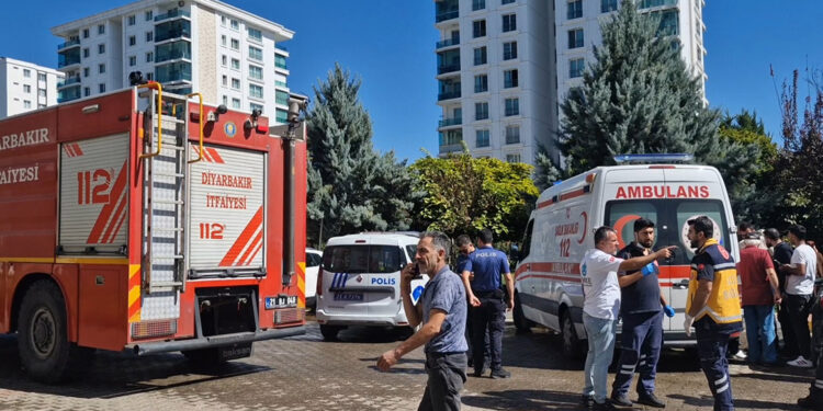 Diyarbakır'da 10 katlı binada yangın; 4'ü çocuk, 6 kişi dumandan etkilendi