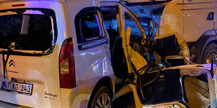 Diyarbakır'da 4 araç kazaya karıştı; 3 ölü, 2 yaralı