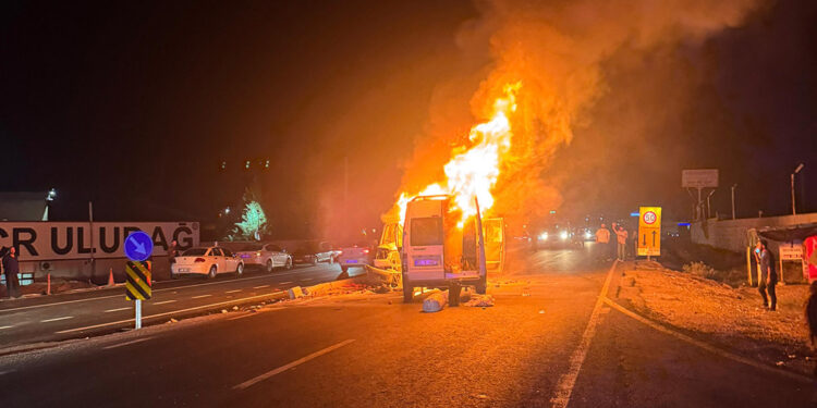 Diyarbakır'da kafa kafaya çarpışan kamyonet ile minibüs alev aldı: 11 yaralı