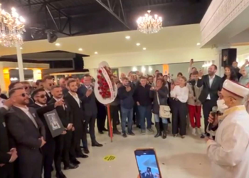 Düğün törenine mezar taşı getirip, helallik aldılar