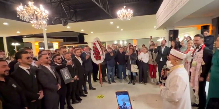 Düğün törenine mezar taşı getirip, helallik aldılar