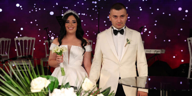 Düğünde gelin ve damada 5 milyon TL takı ve para takıldı