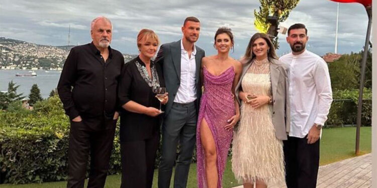 Edin Dzeko eşine doğum günü partisi yaptı
